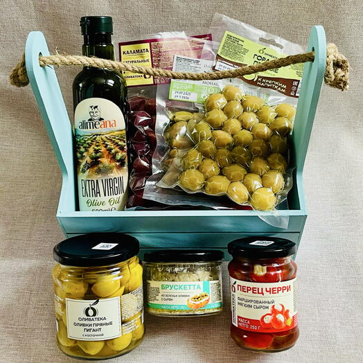 Средиземноморский гастрономический набор оливок и антипасти в деревянном ящике