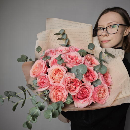 Шикарный букет из 15 пион роз
