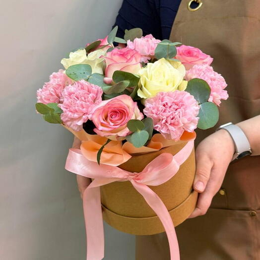 Розы и диантусы в коробке