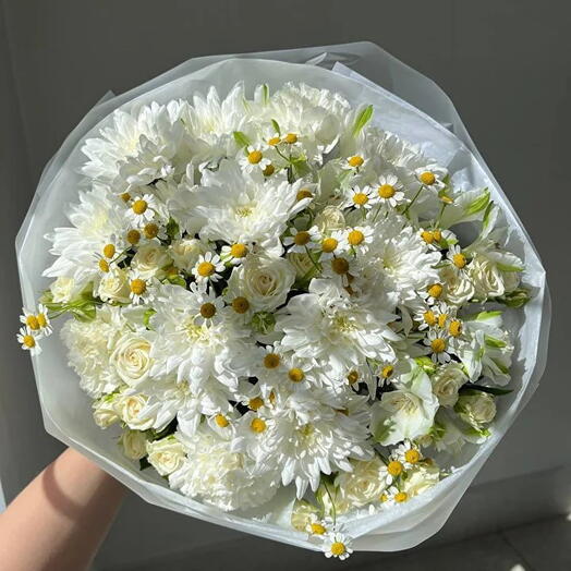 Букет с хризантемой и ромашкой