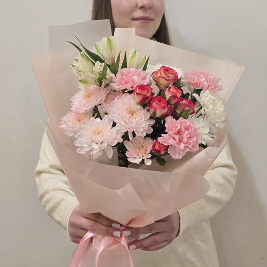 Нежный микс с кустовой розой и пушистой хризантемой