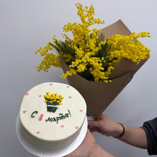 Бенто-торт с 8 марта и букет мимозы в крафте