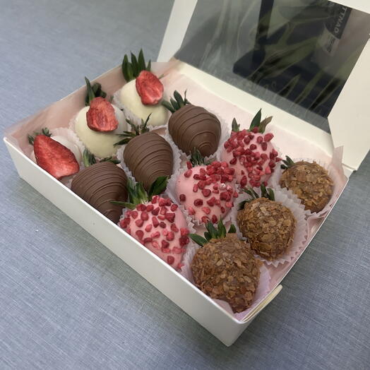 Клубника в шоколаде 12 шт Вкуснятина на 8 марта