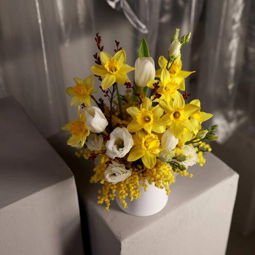 Композиция из солнечных нарциссов