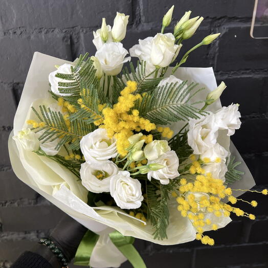 Весенний букет мимозы с эустомой