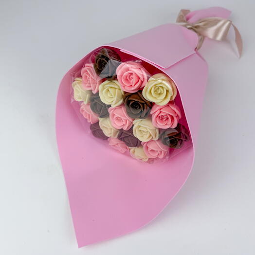 Букетик из белых и молочных шоколадных роз