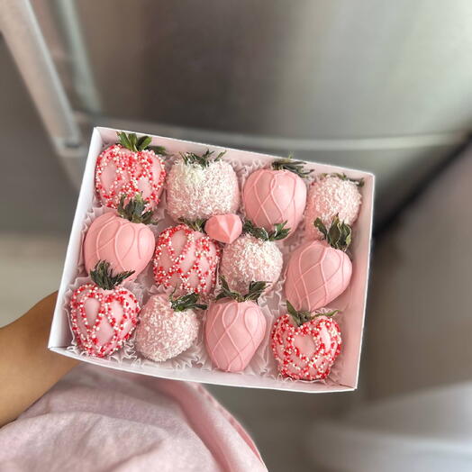 Клубника в шоколаде розовом