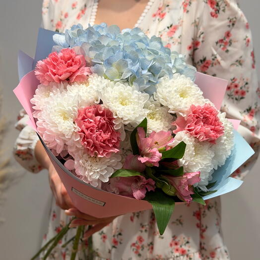 Ramo de hortensias, crisantemo arbusto y Dianthus. WISTERIA FLOWERS