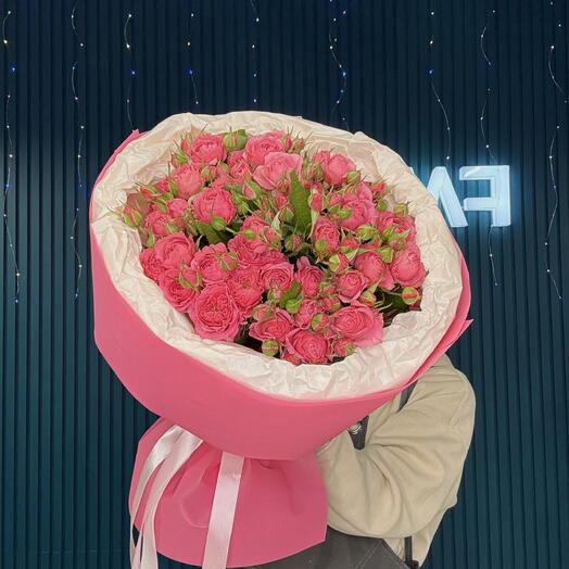 Букет из кустовых ярких роз