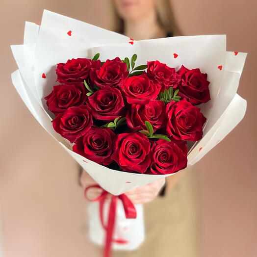 Букет красных роз и зелени 🌹🌿
