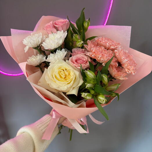 Хризантема, роза и альстромерия в нежном сборном букете💐