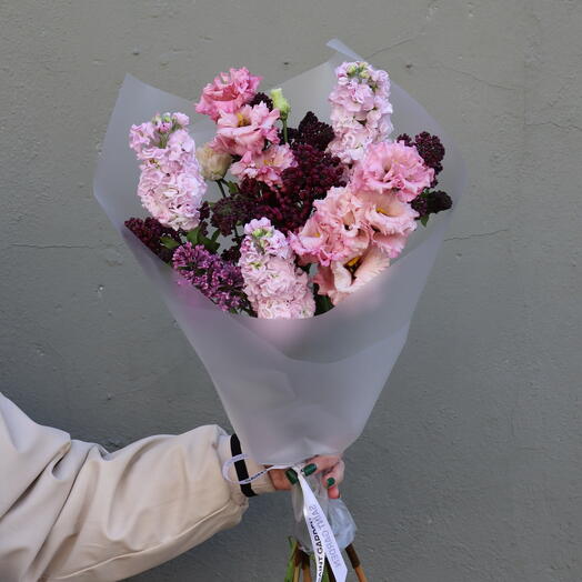 Ароматный весенний букет с маттиолой, сиренью и эустомой