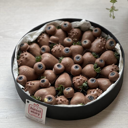 Клубника и голубика в шоколаде в круглом боксе