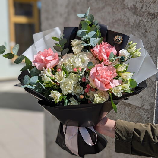 Букет "Ноктюрн" в черной упаковке из французских роз, гортензии, эвкалипта, кустовых роз, альстромерии, гиперикума, эустомы