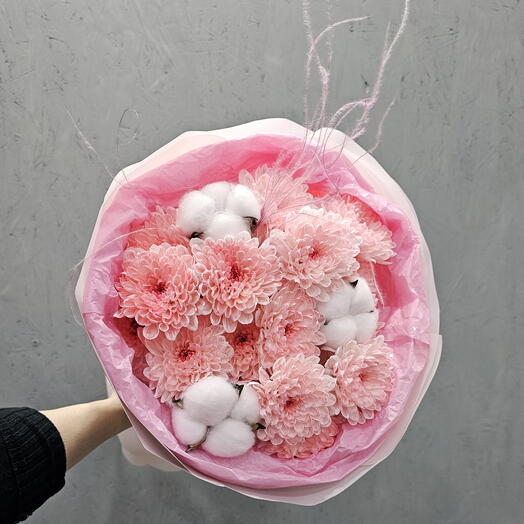 Букет розовых хризантем, хлопка и стифа
