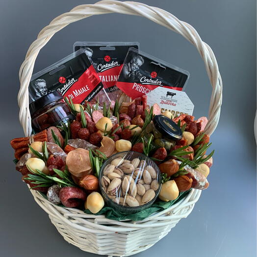 Корзина с закусками