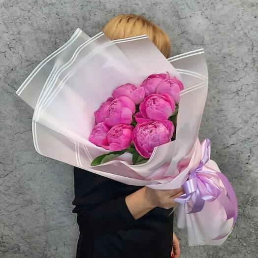 Букет из 9 ярко-розовых пионов