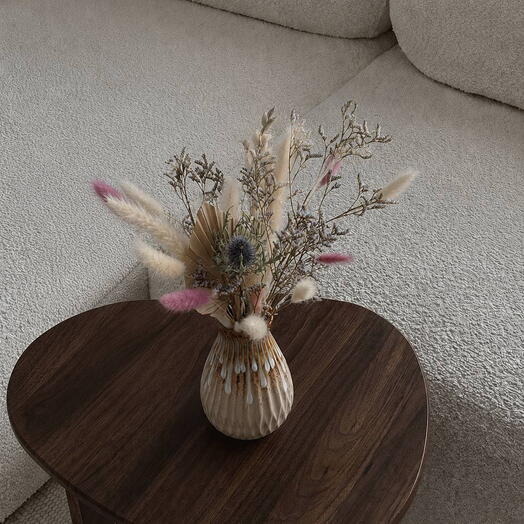 dejavu vase with dried flowers