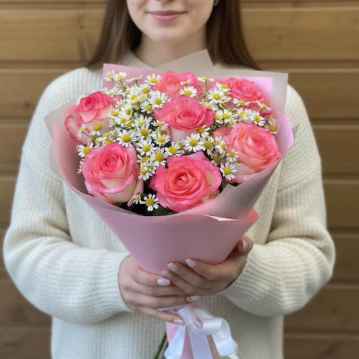 Букет из 7 розовых роз "Джумилия" и ромашек💞