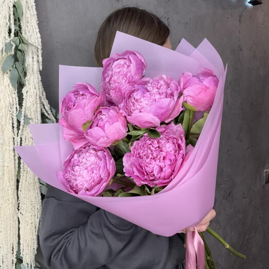Букет из 7 ароматных пионов