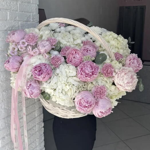 WOW корзина из гортензий и пионов