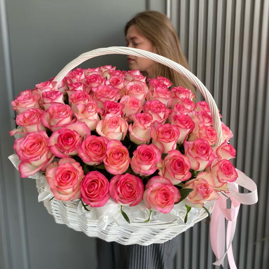 Розовые розы в большой корзине (59 штук)