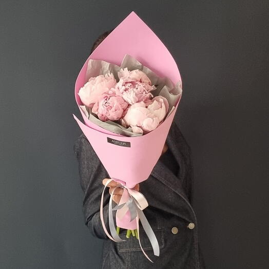 Нежный букет из 5 пионов