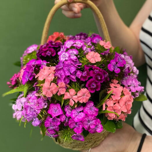 Акционное летнее сезонное предложение Корзина с ароматными турецкими гвоздиками