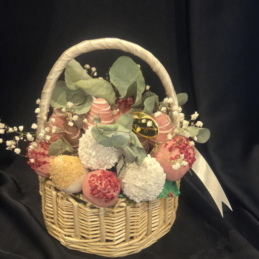 Корзиночка комплимент с клубникой в шоколаде