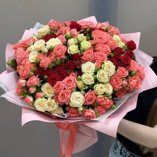 Плотный микс из нежных кустовых роз