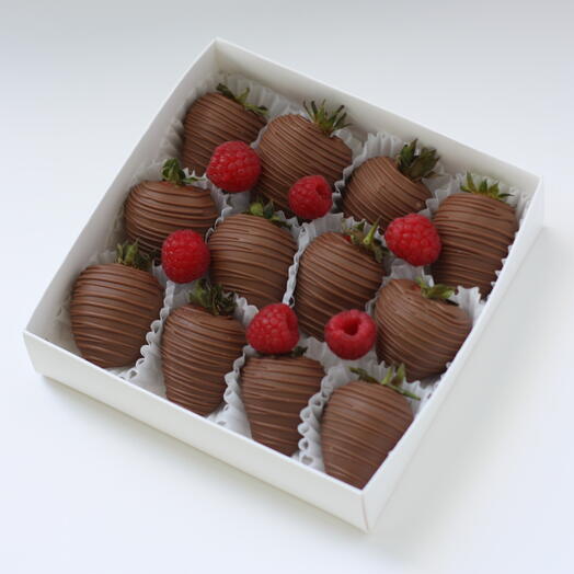 Chocolate-covered strawberries "Raspberry boom" 9 berries