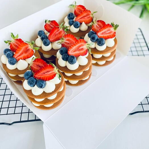 Мини медовики с клубникой и голубикой