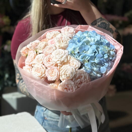 Облако из гортензии и пионовидных роз Blue x Pink