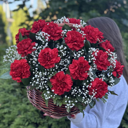 Корзина с красными гвоздиками