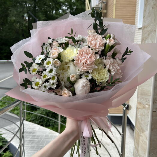 Нежный летний букет из пионов и и диантусов