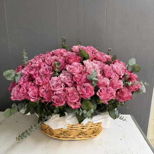 Корзина с пионовидными розами