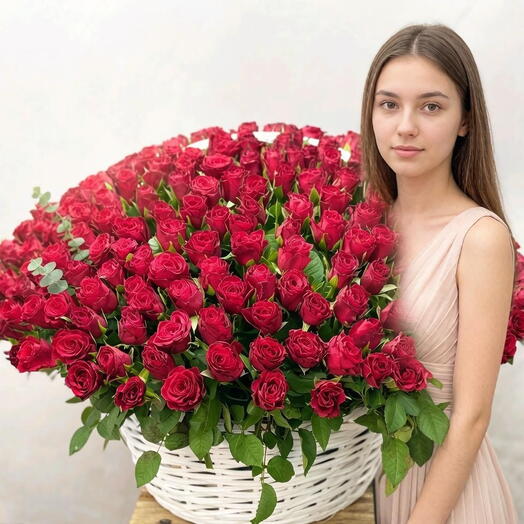 301 КРАСНАЯ РОЗА В ПЛЕТЕНОЙ КОРЗИНЕ
