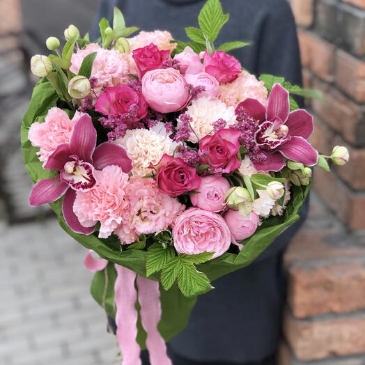 Яркий малиновый букет с розами, орхидеями и морозником стойкий состав 🌸