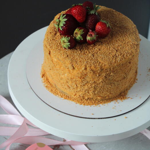 Медовик 1 кг с ягодами + подарок от Vivienne Sabo — румяна MACARON