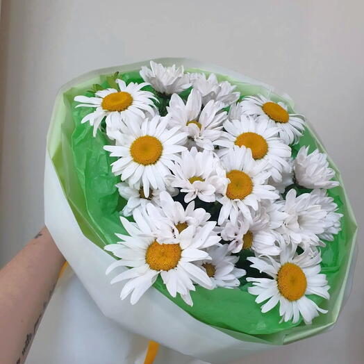 Букет с ромашками и кустовыми хризантемами