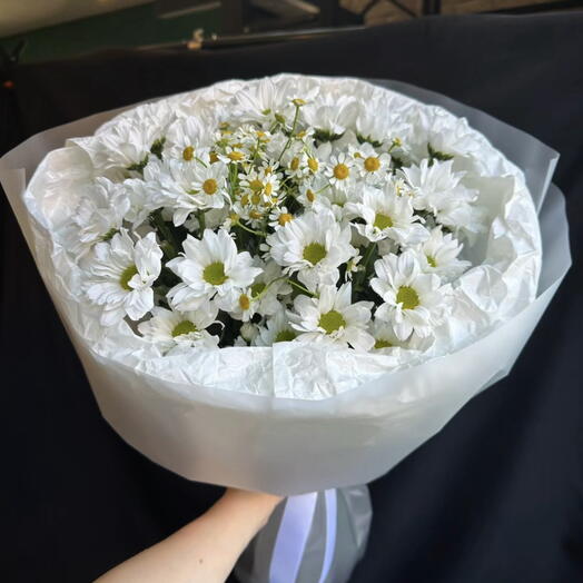 Букет из хризантем и ромашек