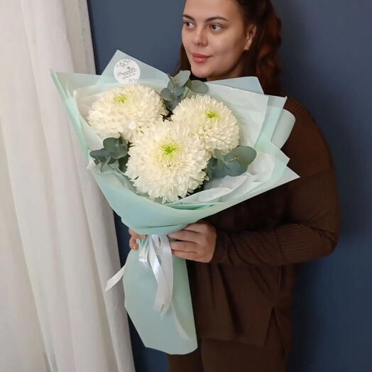 Букет с хризантемой и эвкалипт