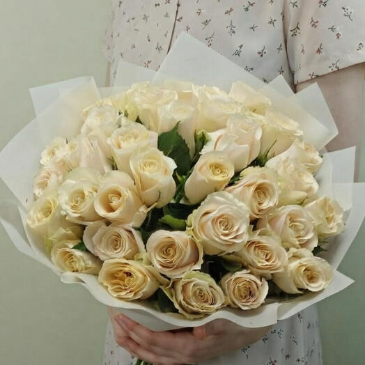 Bouquet of 35 cream-colored roses, in a designer film