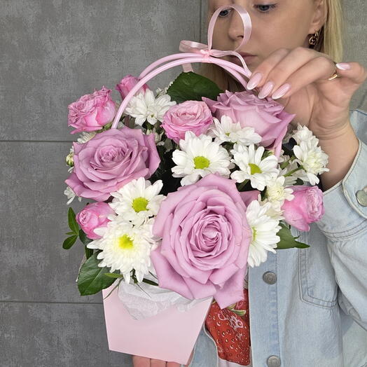Композиция-комплимент в сумке с розами💜