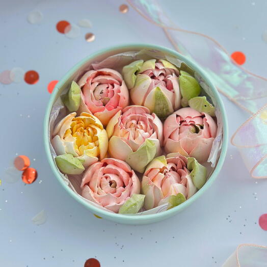 Gift box (16 cm) with marshmallow flowers for mom, girlfriend, birthday and New Year