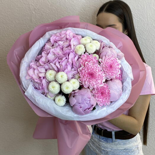 Розовый бум 💖 авторский букет с кустовых хризантемами, гортензии, пионами