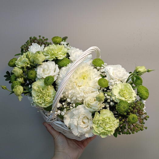 Нежная корзина с хризантемами, гвоздиками и аллиумом