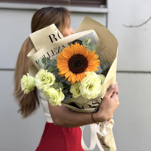Стойкий букет «Тёплый рассвет: подсолнухи и эустомы» 🌅🌻