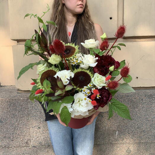 Композиция с пионами , подсолнухами и лизиантусами