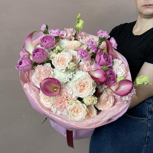 Изумительный букет с каллами и кустовыми пионовидными розами